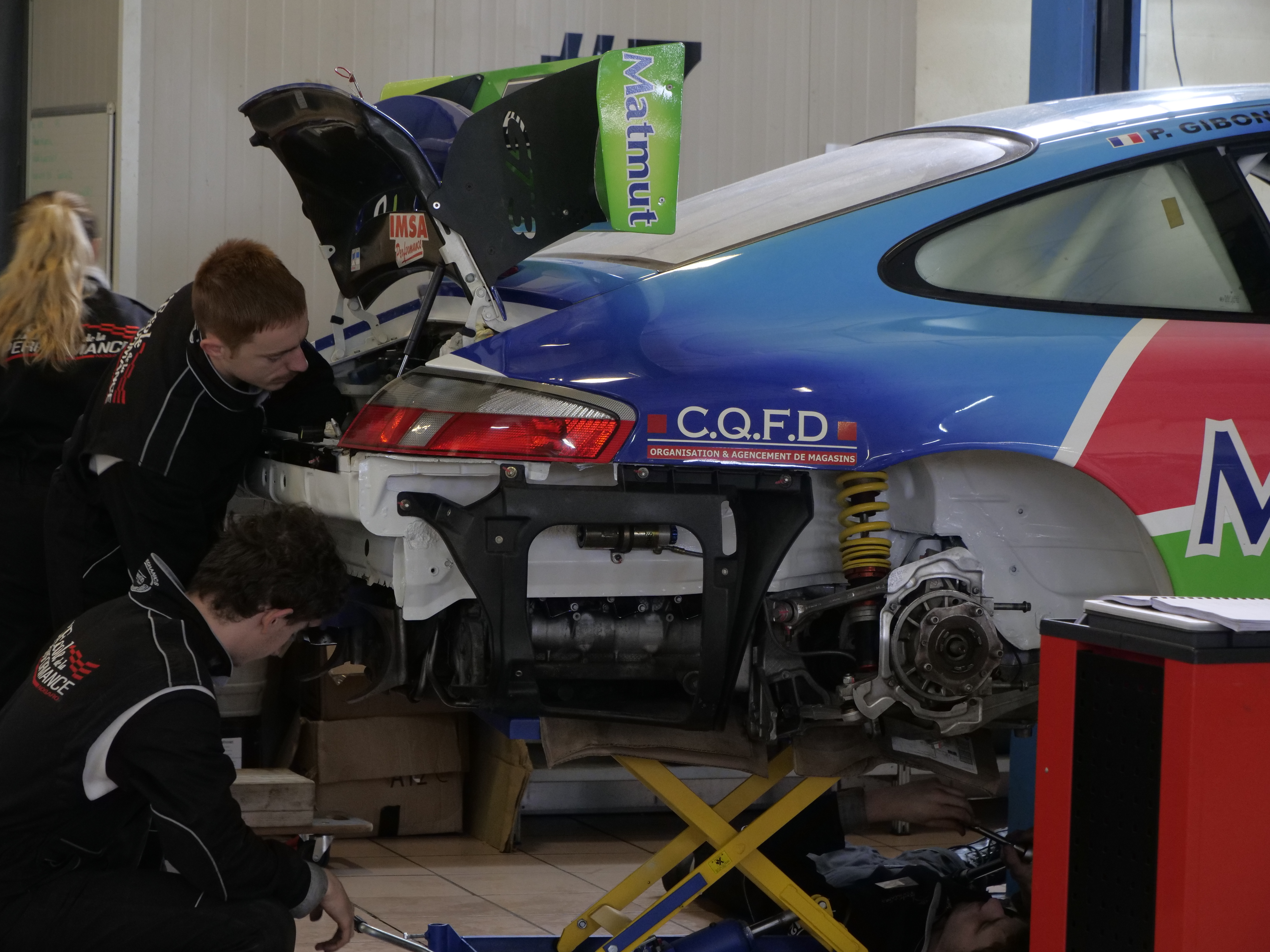 Pit stop changement des pneus d'une 208cup par des techniciens de la compétition sur le circuit de Nogaroion moto sur le circuit de Nogaro
