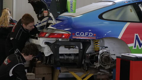 Pit stop changement des pneus d'une 208cup par des techniciens de la compétition sur le circuit de Nogaro